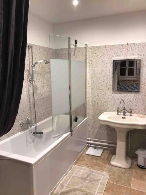 La Maison De Lea, Chambres D'Hotes De 14 Couchages Турню Екстериор снимка